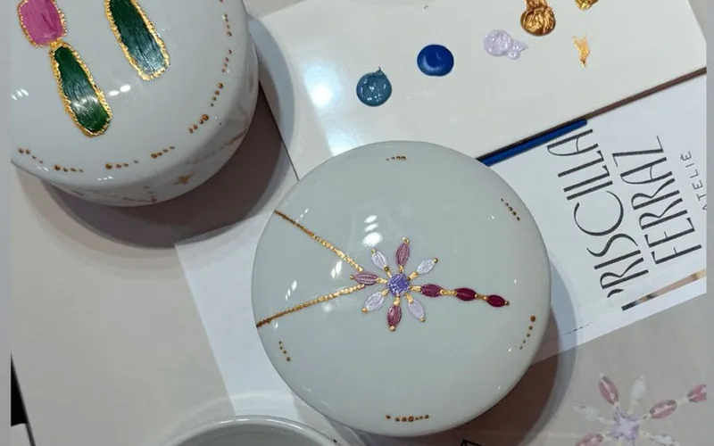 Porcelana pintada com a identidade da marca