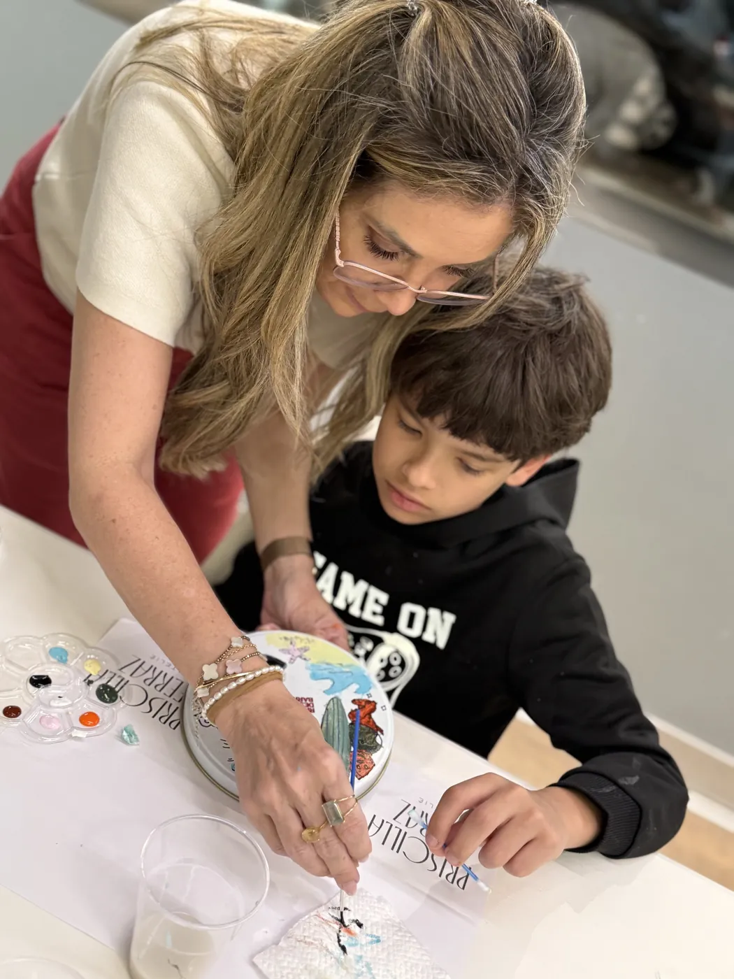 Pri Ferraz conduzindo a pintura de uma peça em evento