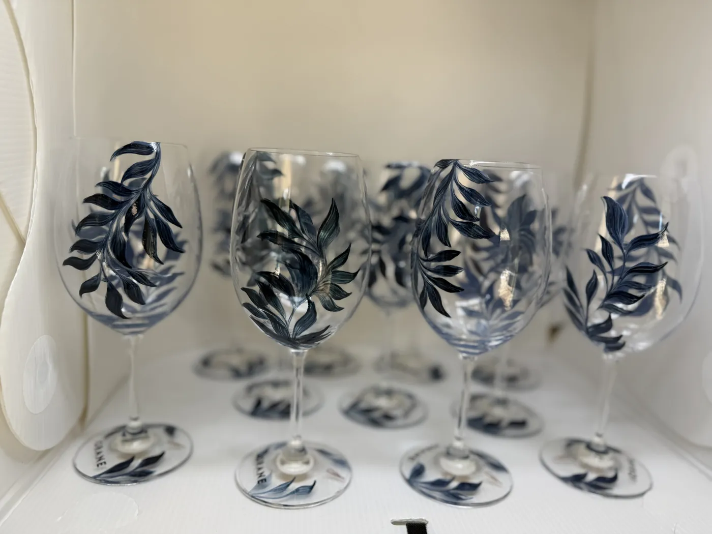 Taças de cristal pintadas em azul para presente de empresa