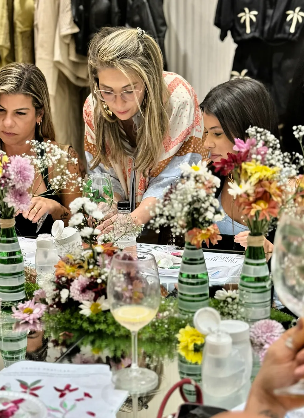 Convidadas pintando taças em workshop com a Pri Ferraz